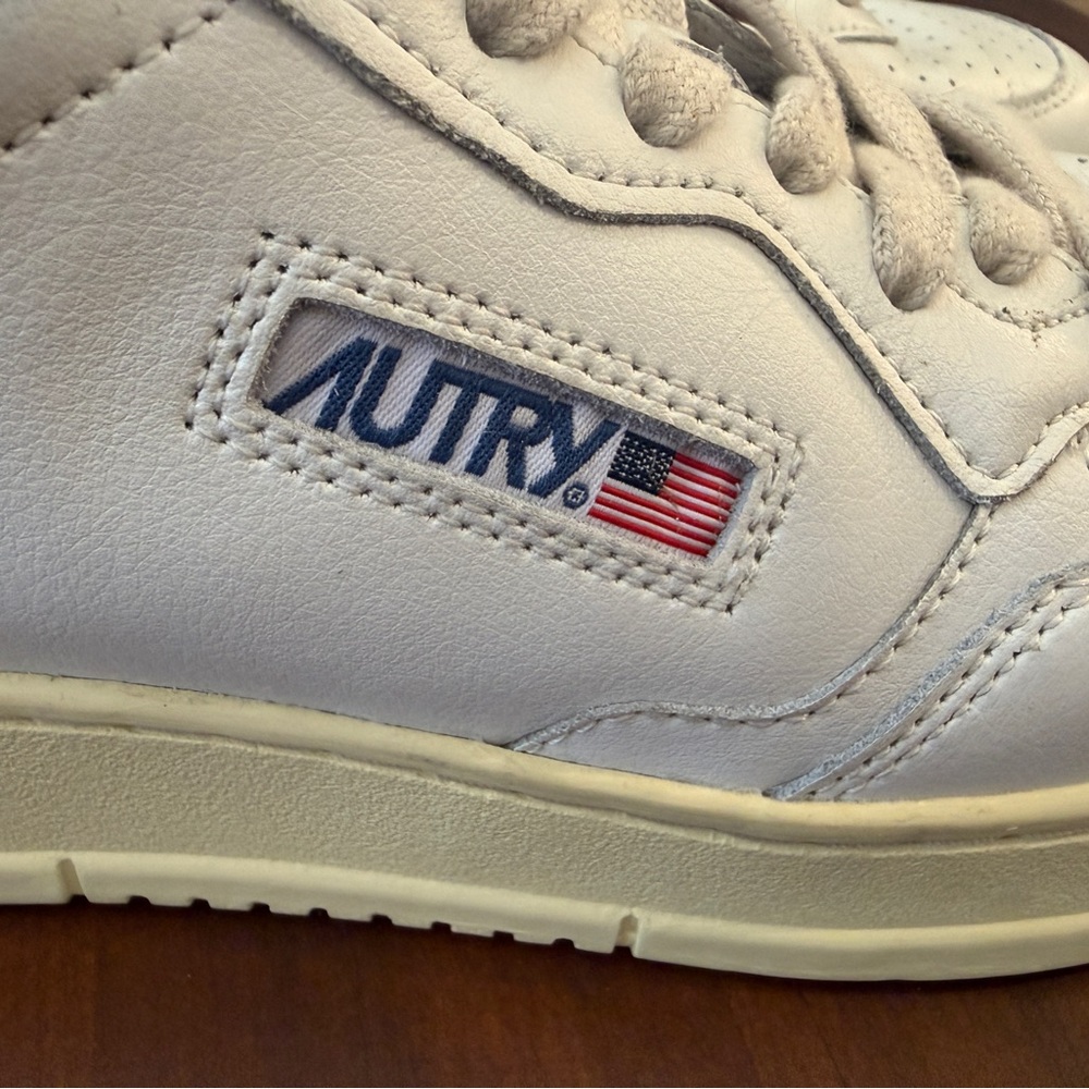 Autry Medalist Low Leather Sneakers White & Silver